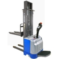 STACKERS ELÉTRICOS DE GRANDE AUTONOMIA COM PLATAFORMA PARA CONDUTOR (ELEVAÇÃO ELÉTRICA-TRANSLAÇÃO ELÉTRICA) STACKERS ELÉTRICOS DE GRANDE AUTONOMIA COM PLATAFORMA PARA CONDUTOR (ELEVAÇÃO ELÉTRICA-TRANSLAÇÃO ELÉTRICA)